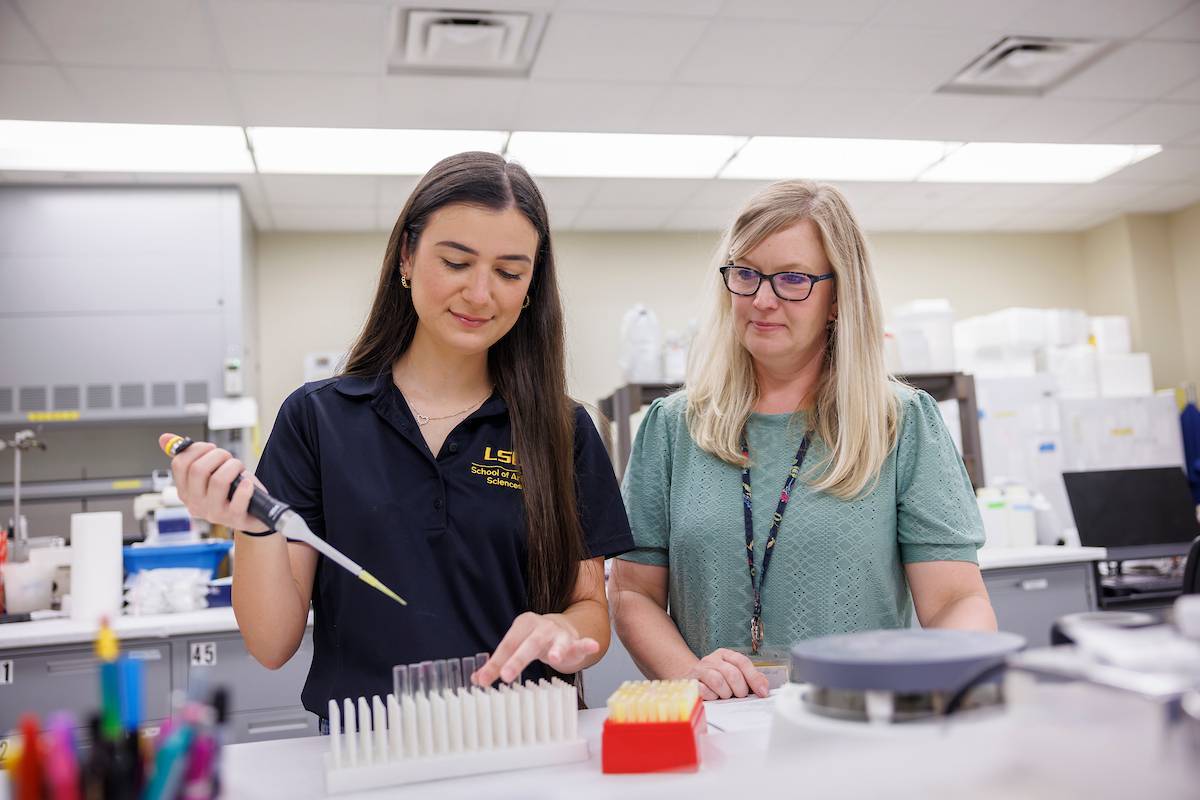 Erin Oberhaus in lab with a student Erin Oberhaus in lab with a student